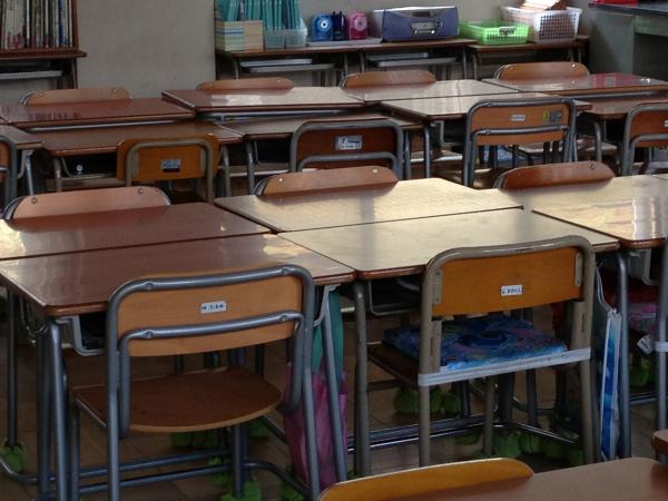 Mesas y sillas en un aula vacía