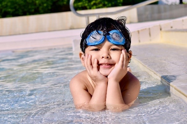 Niño sonriendo en la piscina
