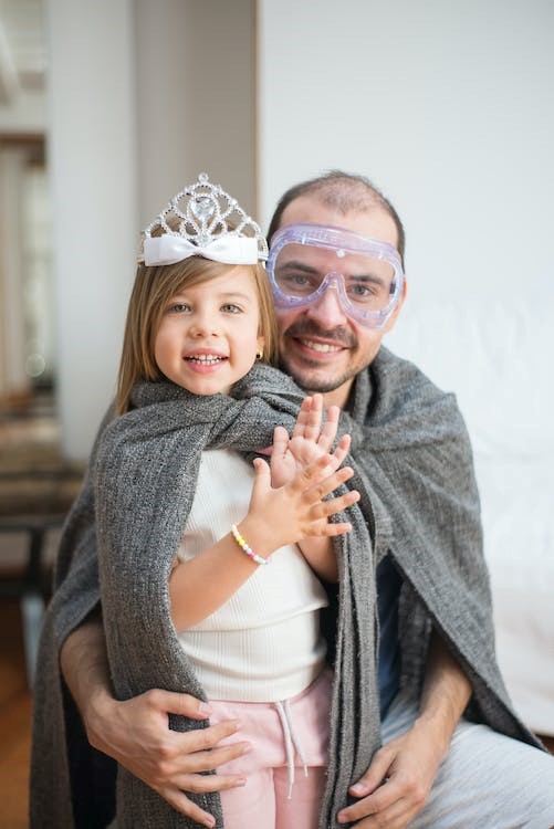 Un padre y una hija disfrazada de princesa