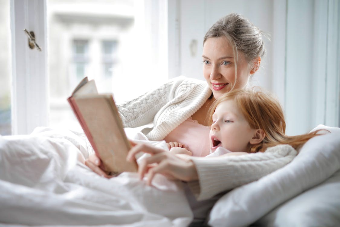 Madre y niña disfrutan leyendo