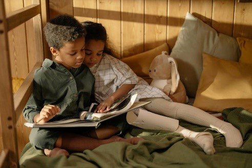 Un niño y una niña leyendo un cuento