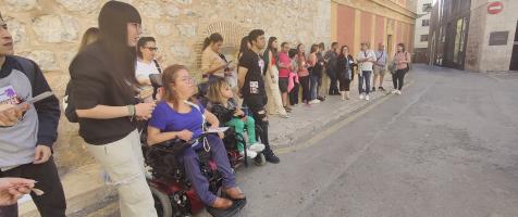 Alumnos y usuarios de Dfa, por las calles de Teruel.