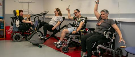 Varias personas realizan ejercicios de rehabilitación en el gimnasio.