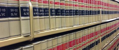 La imagen muestra estanterías con libros de leyes
