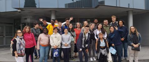 Foto de familia a la entrada de la CARTV