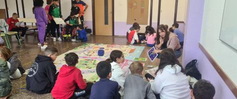 Niños reunidos en torno al tablero del Ciudades Accesibles