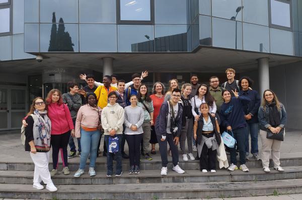 Foto de familia a la entrada de la CARTV