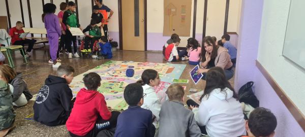 Niños reunidos en torno al tablero del Ciudades Accesibles