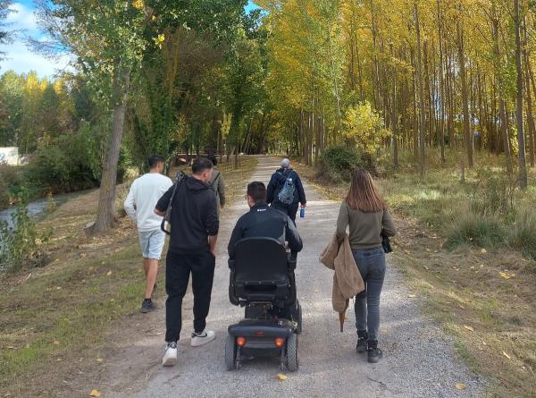 Grupo paseando por el entorno del Turia