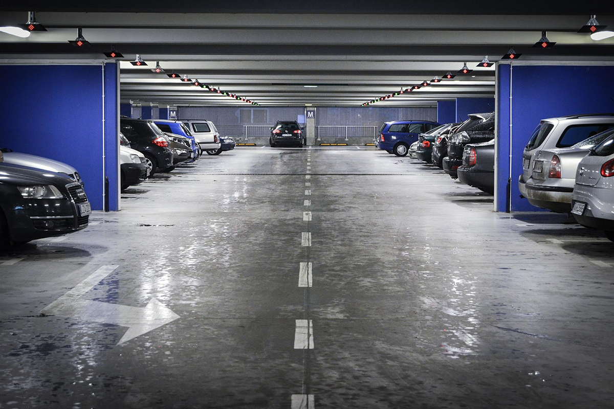 Parking subterráneo con numerosos coches aparcados